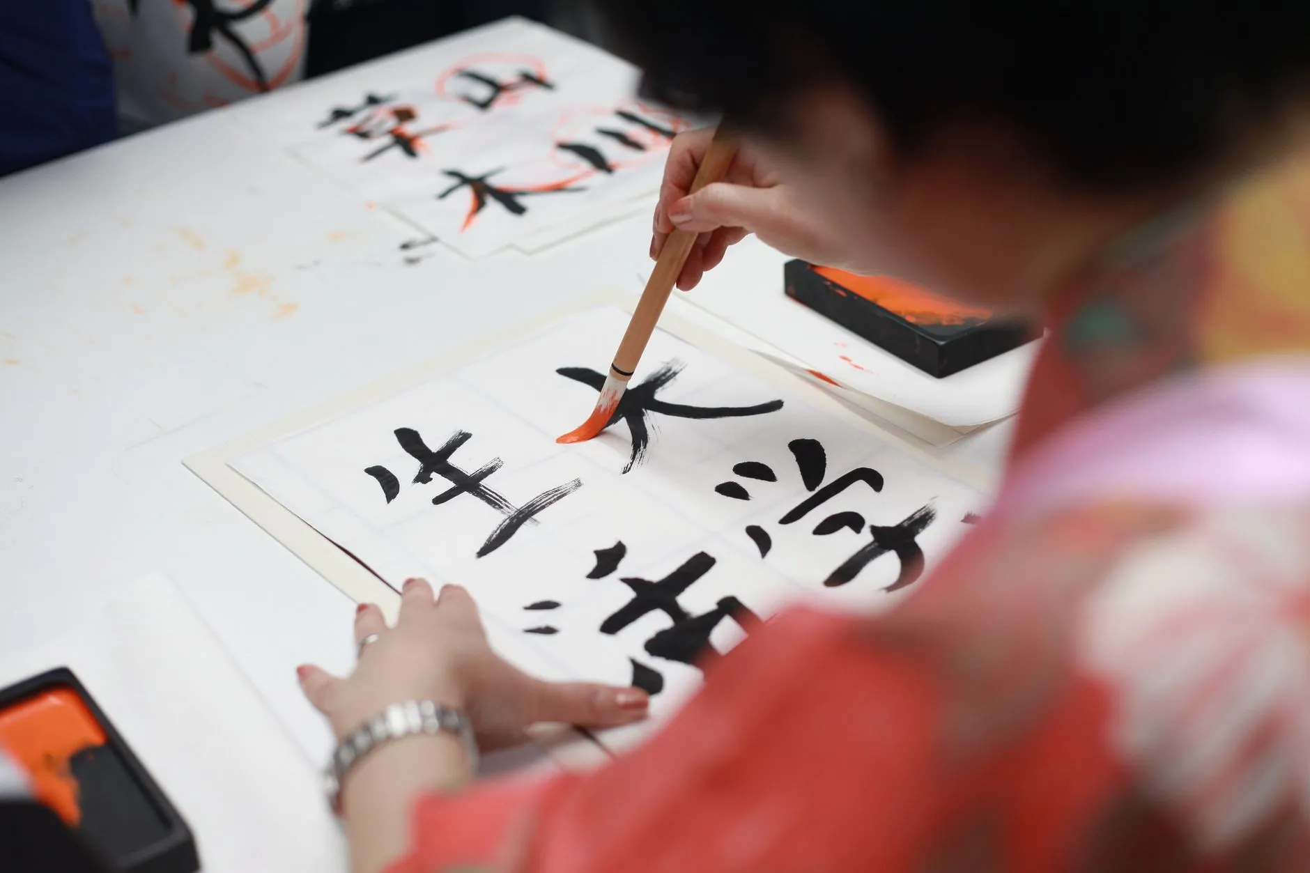 贸易服务视角下日用品与服装按需采购策略对比